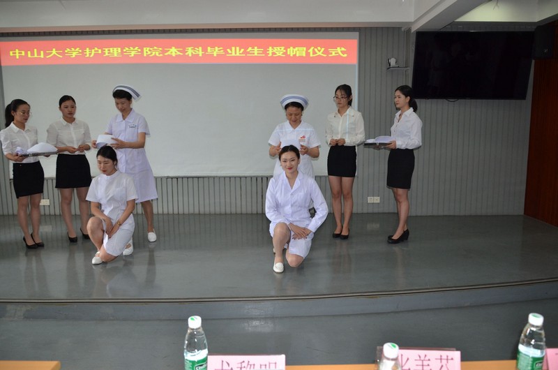 本科毕业生举行授帽仪式